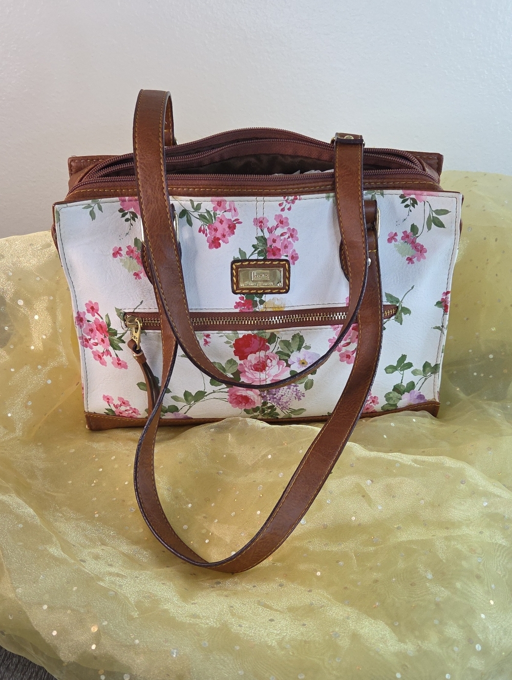 BOC BORN Concept Shoulder Floral Purse. Mid Size Faux White Leather. EUC.